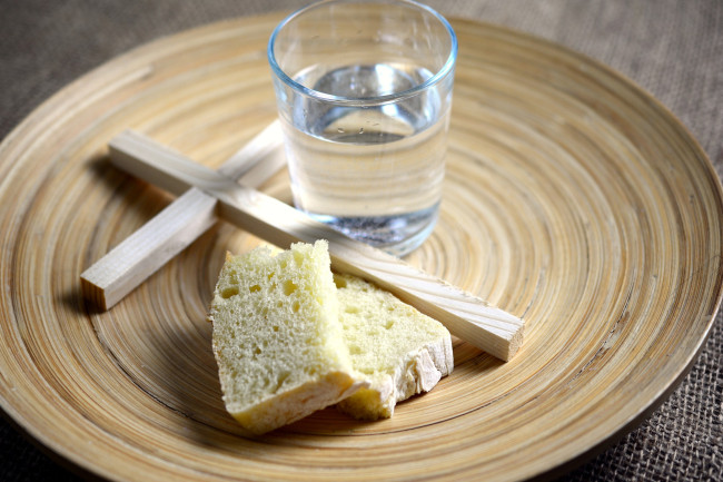 Wasser, Brot und Kreuz